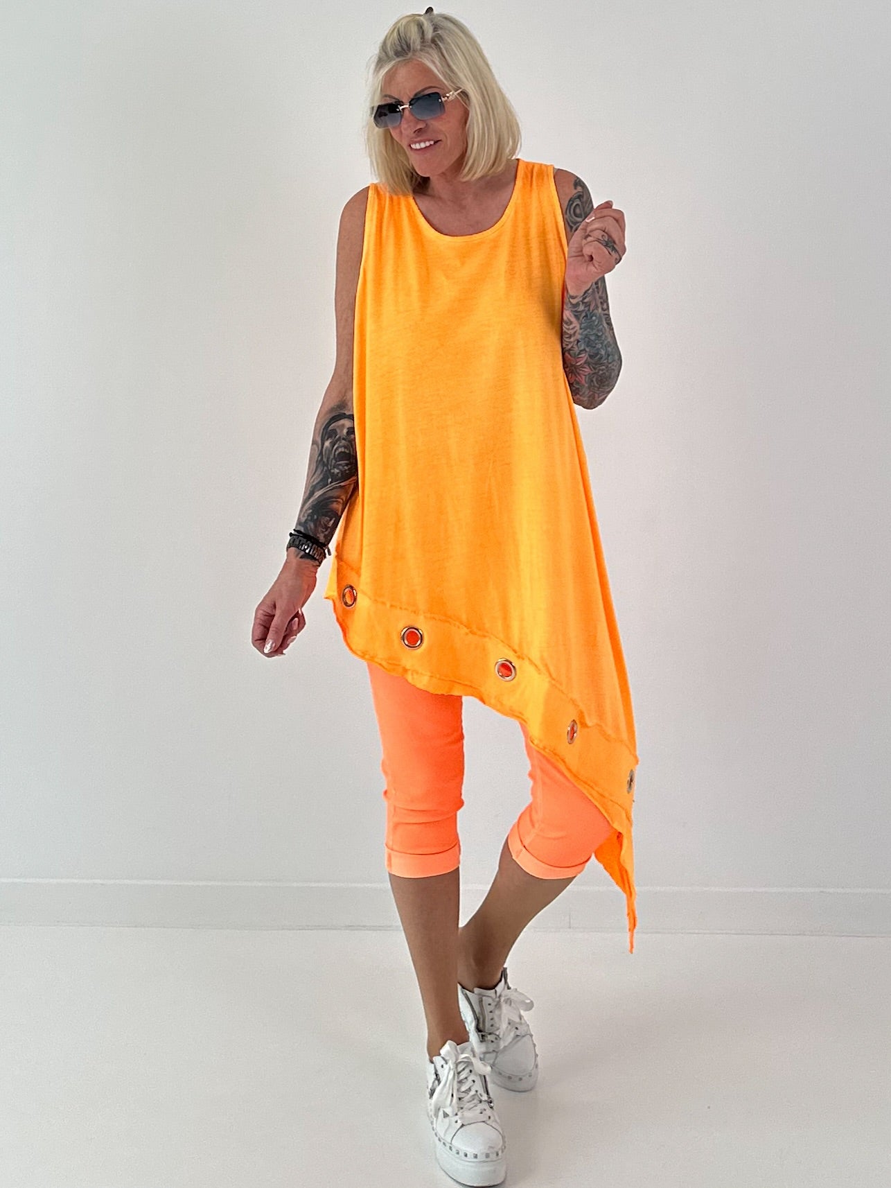 Asymmetrisches Long Top mit Ösen und Jeansdetail - neonorange
