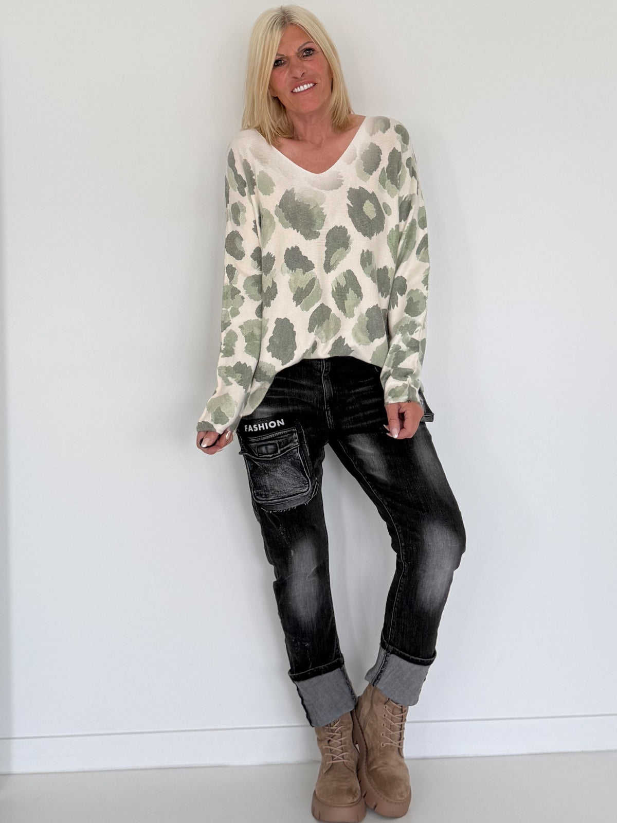 Pullover mit V-Ausschnitt und Leo-Print - leo-oliv