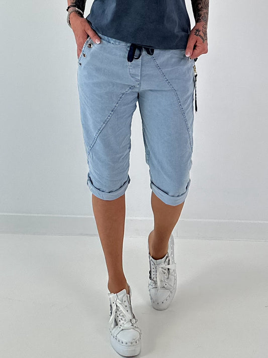 Kurze Baggy Jeans mit Ösen-Details - hellblau