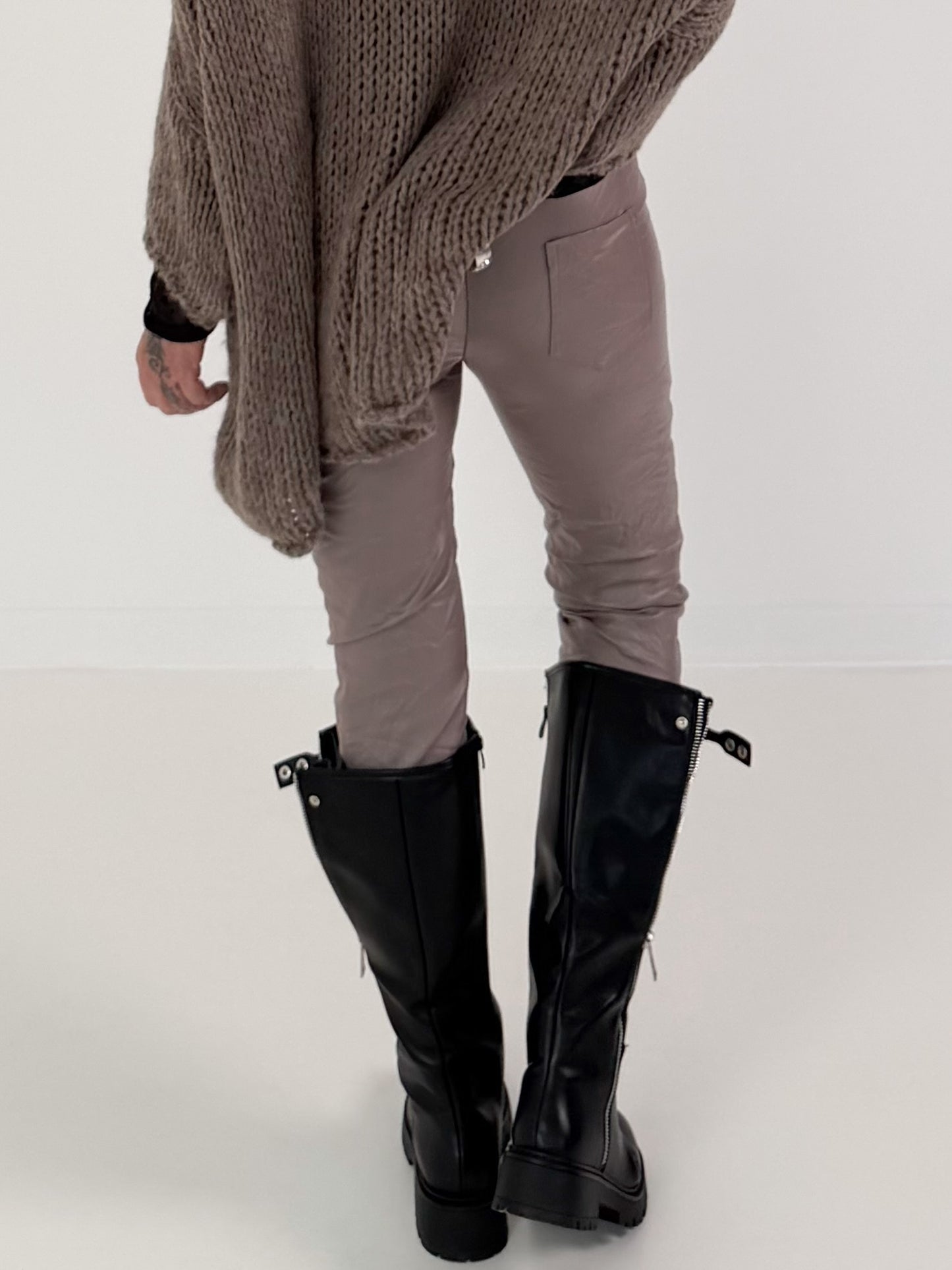 Vegane Lederhose mit Patch - taupe