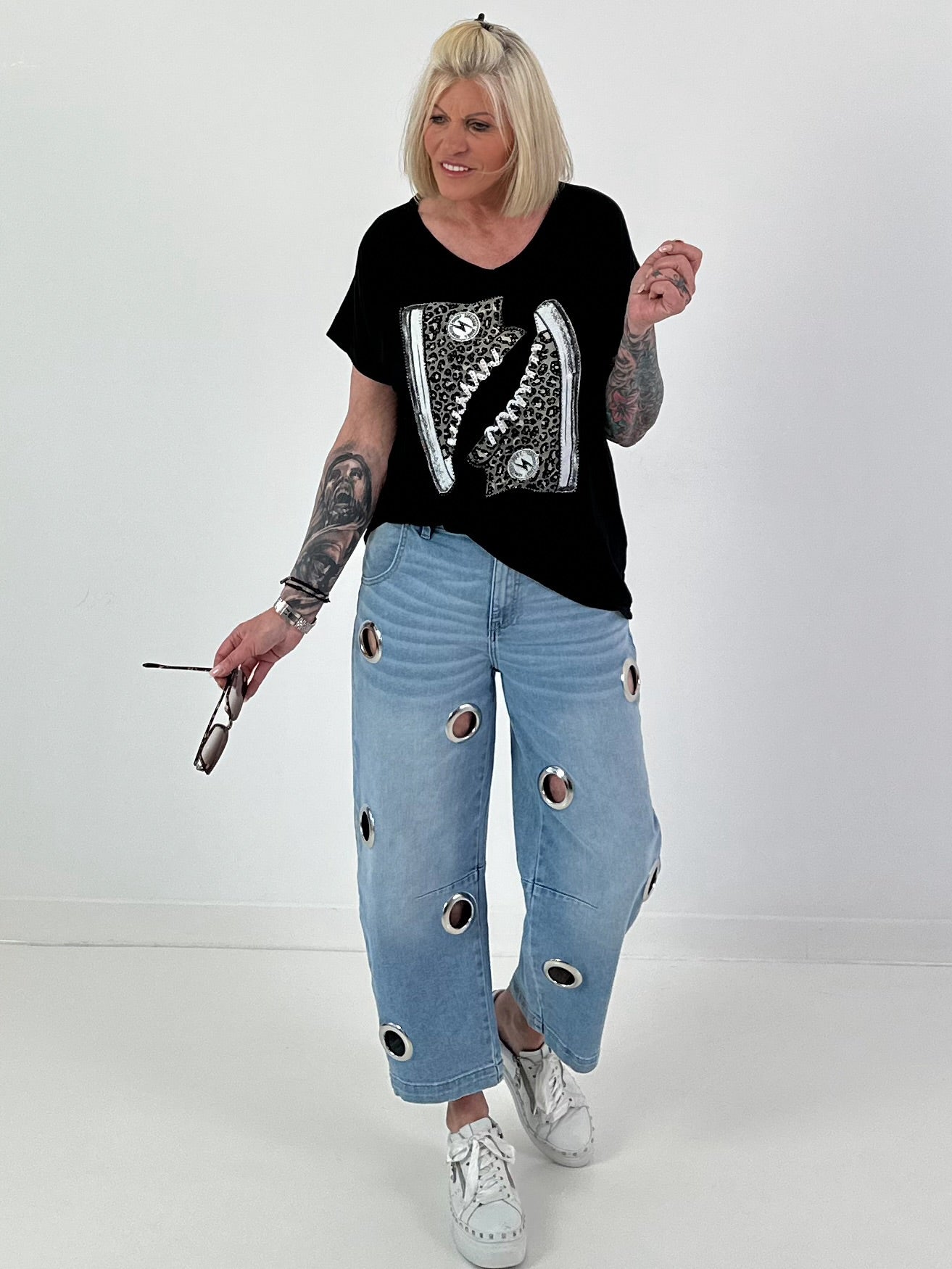 T-Shirt mit Leo Schuhprint - schwarz