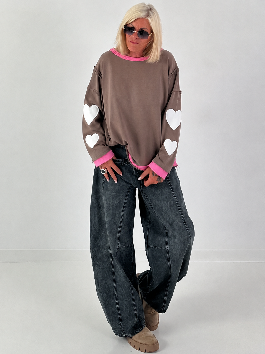 Sweatshirt mit trendigen Herzelementen - taupe