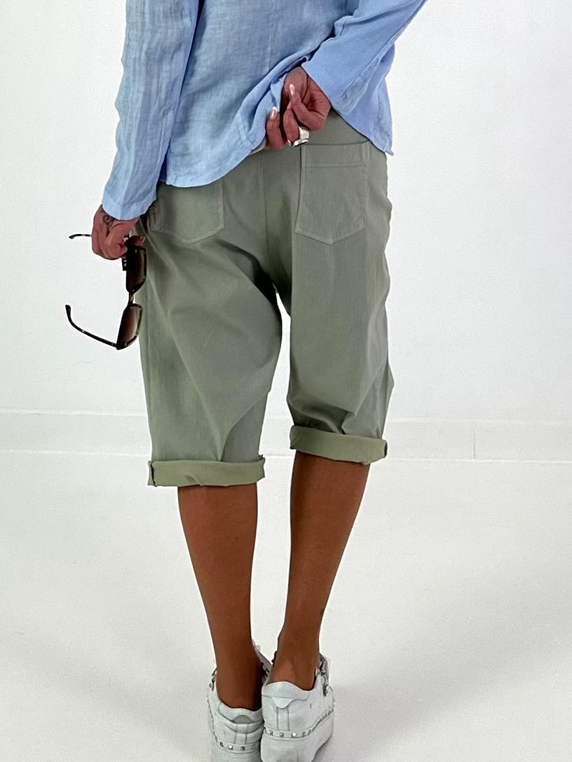 Kurze Baggy mit kleinen Ösen-Details - khaki