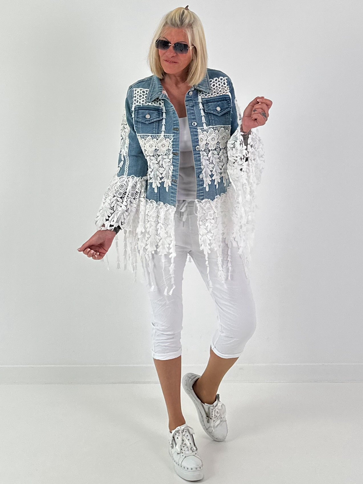 Boho Jeansjacke mit besonderen  Details - hellblau-weiss