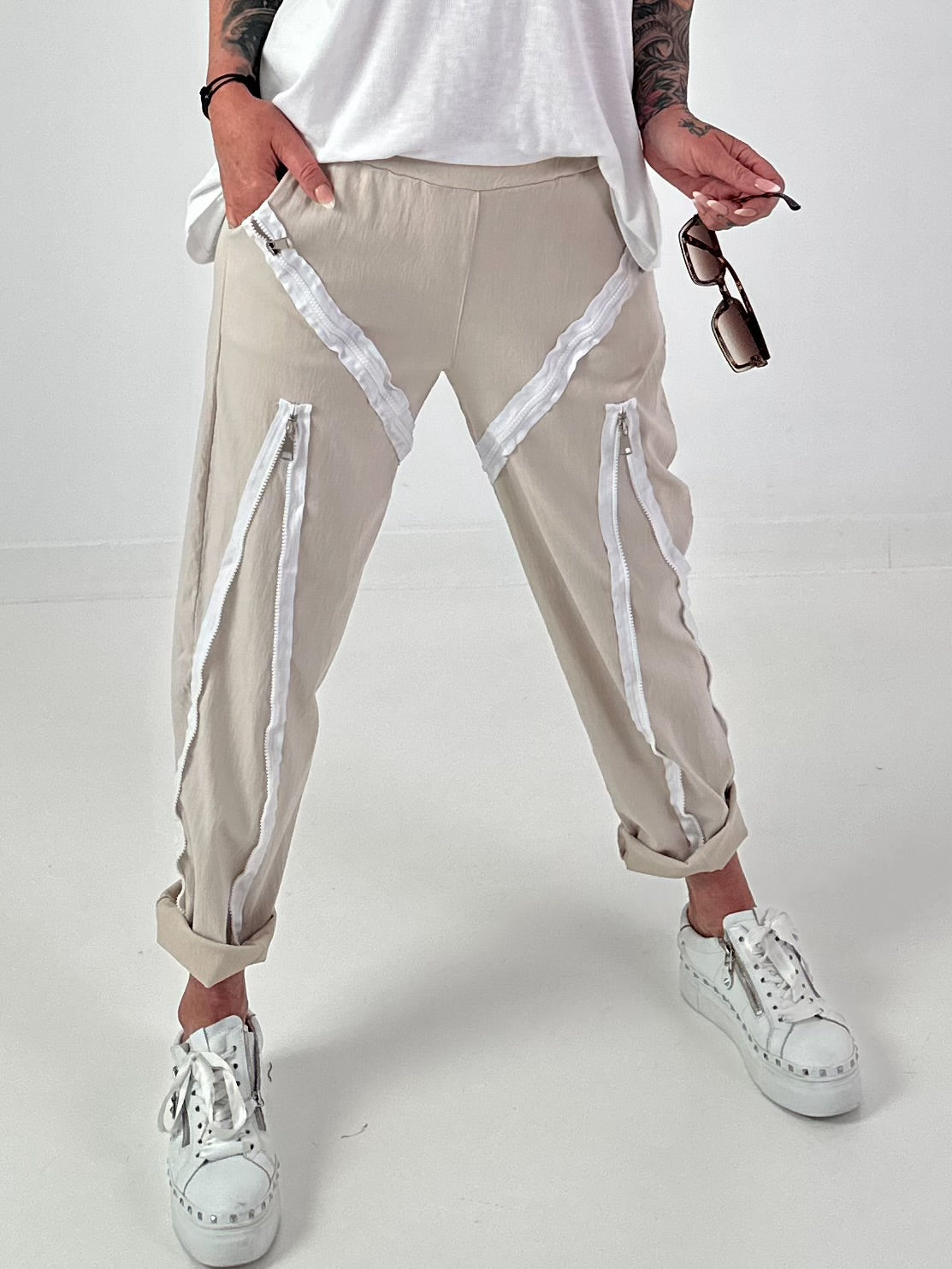 Trousers with zipper details - beige