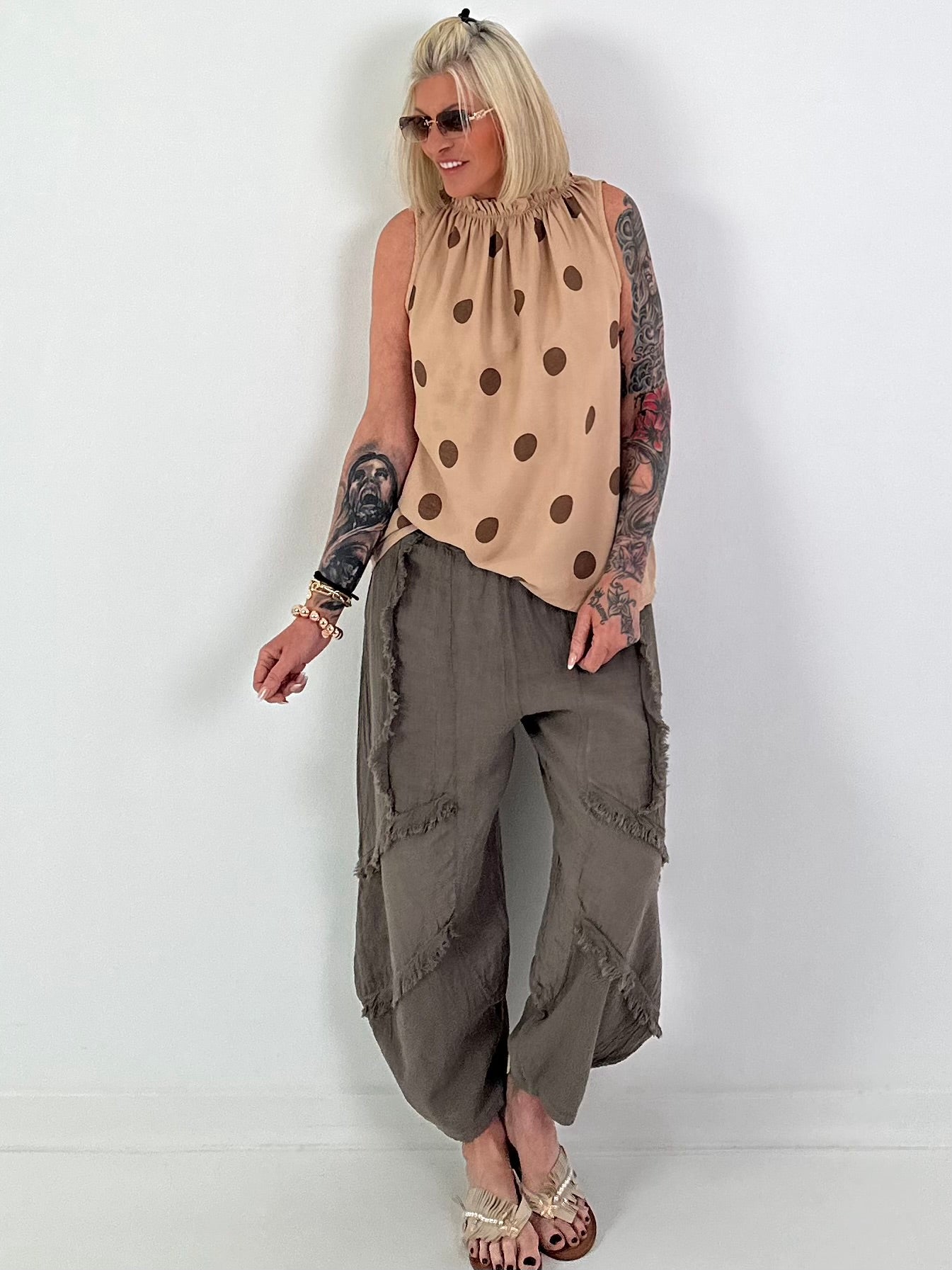 Polka dot top with ruffled collar - camel-chocolate