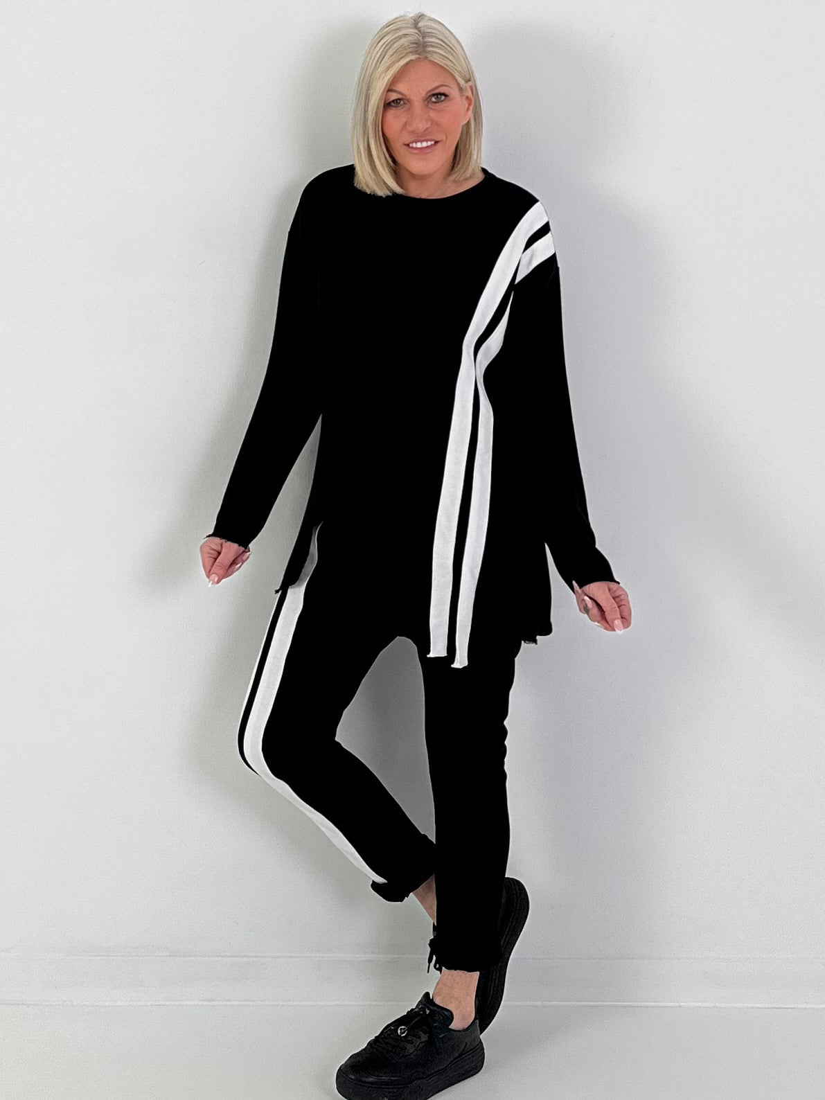 Sweater mit seitlich verlaufenden Streifendetails - schwarz ( lieferbar ab 08.03.26)