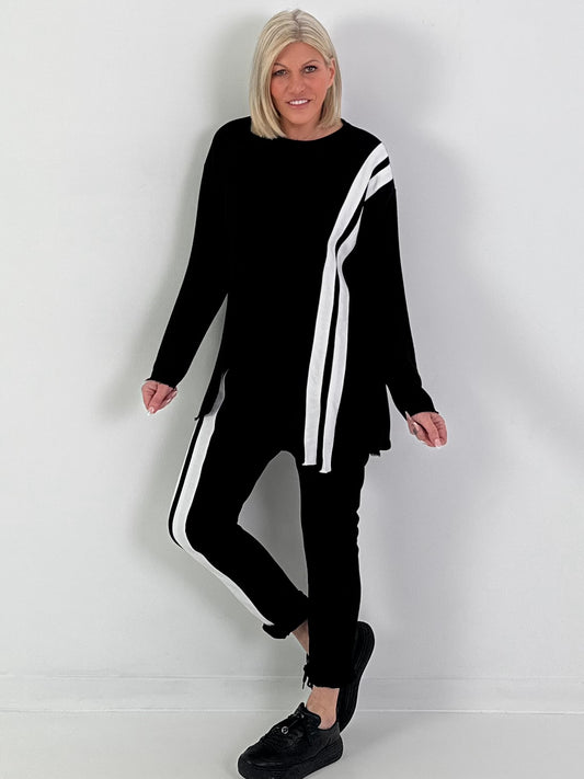 Sweater mit seitlich verlaufenden Streifendetails - schwarz ( lieferbar ab 08.03.26)