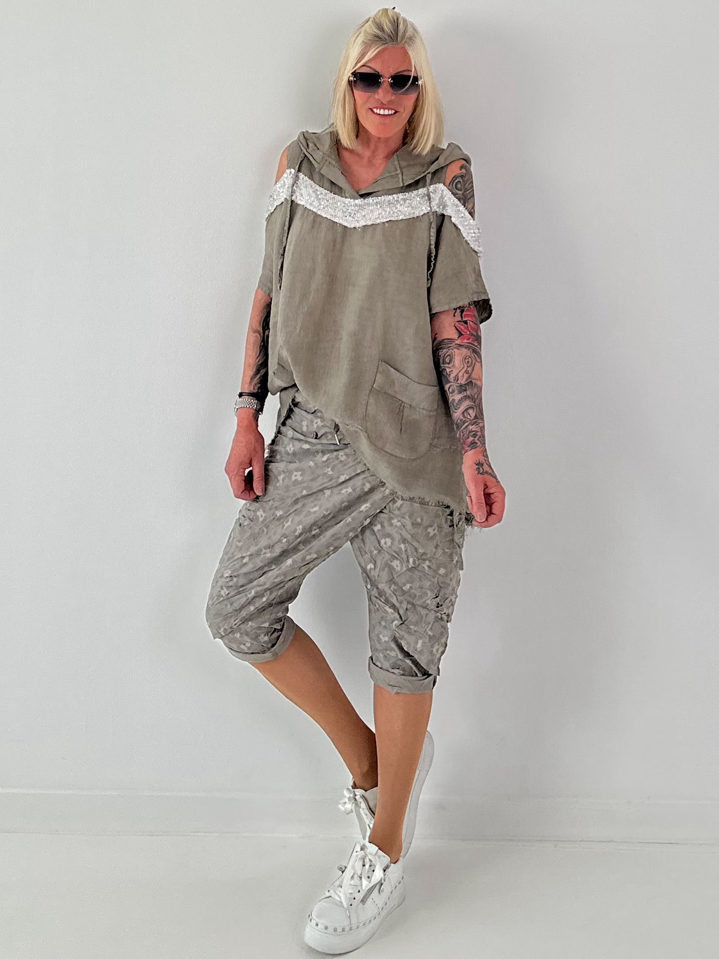 Leinen Shirt mit Pailletten und Cold Shoulder - taupe