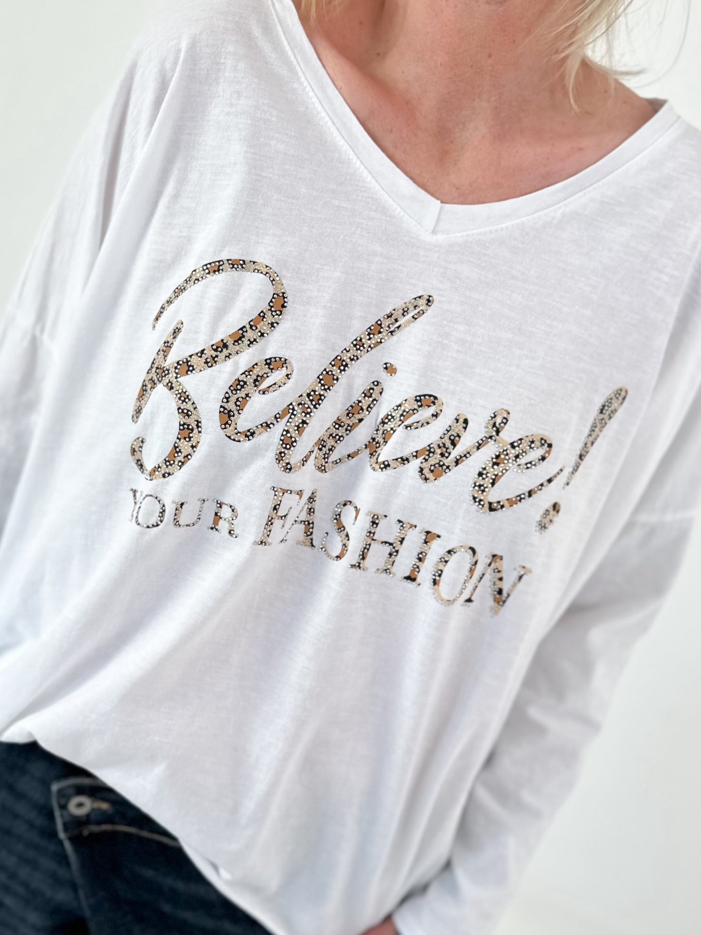 Oversized Shirt mit Leo-Print und Strass-Details - weiss