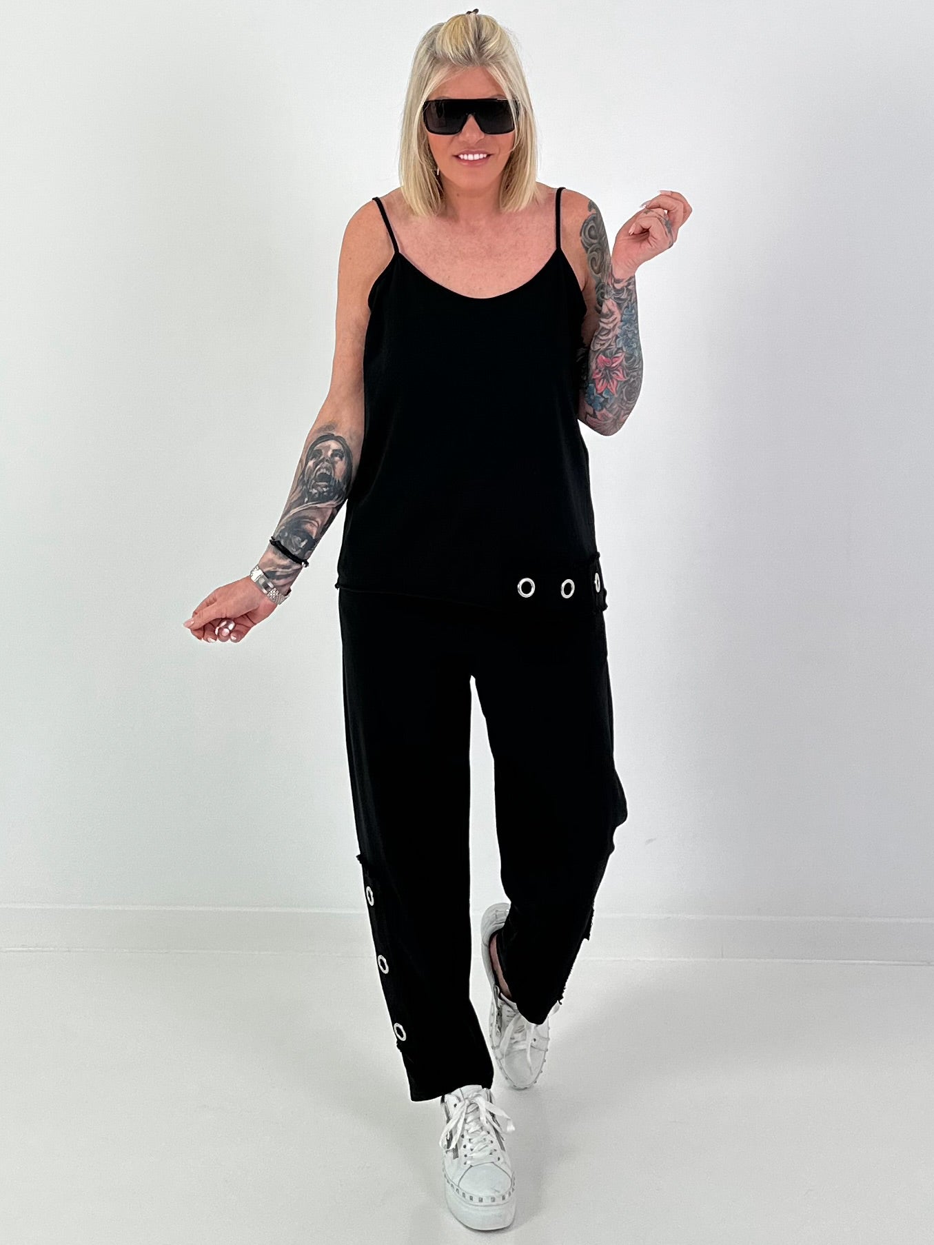 Top with silver eyelets - black