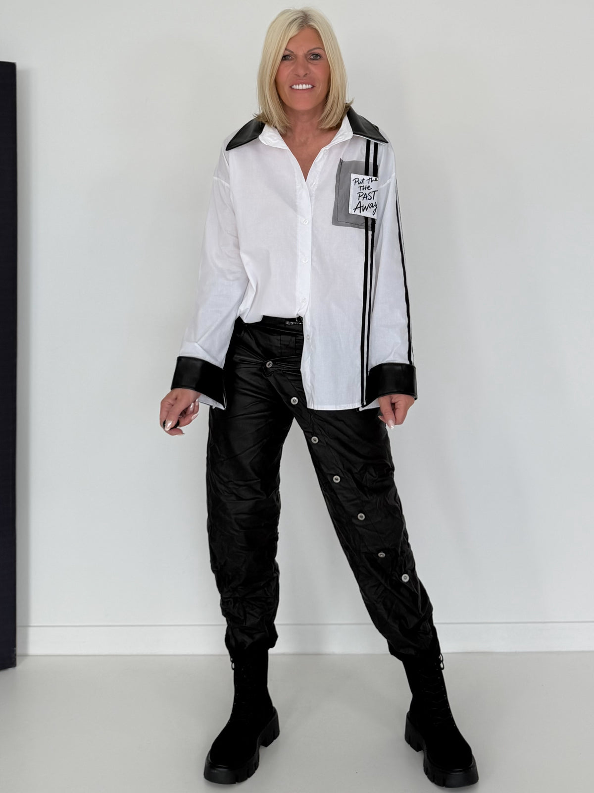 Hemdbluse mit Lederoptik-Elementen und Statement-Patch - weiss
