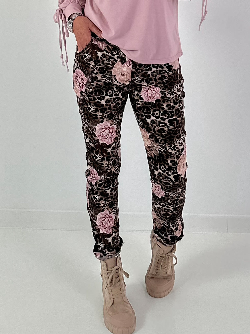 Hose in Wildleder-Optik mit Leo Print und floralem Muster - mokka - mehrfarbig