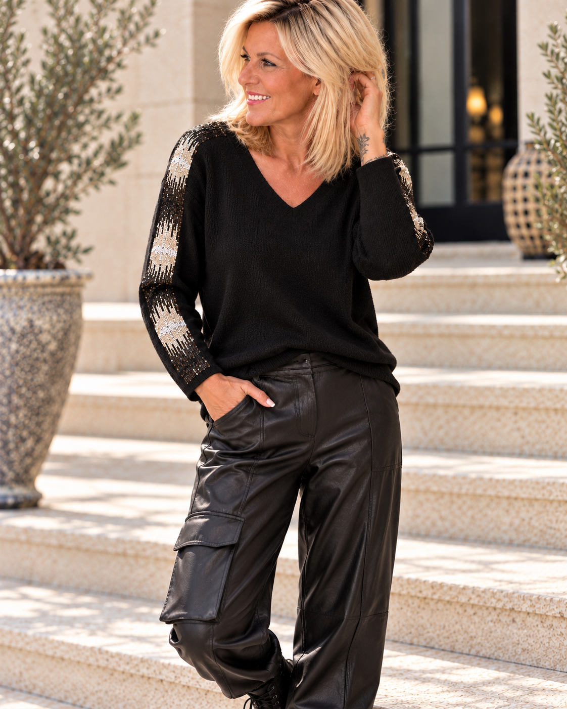 Pullover mit Strass-Applikationen - schwarz