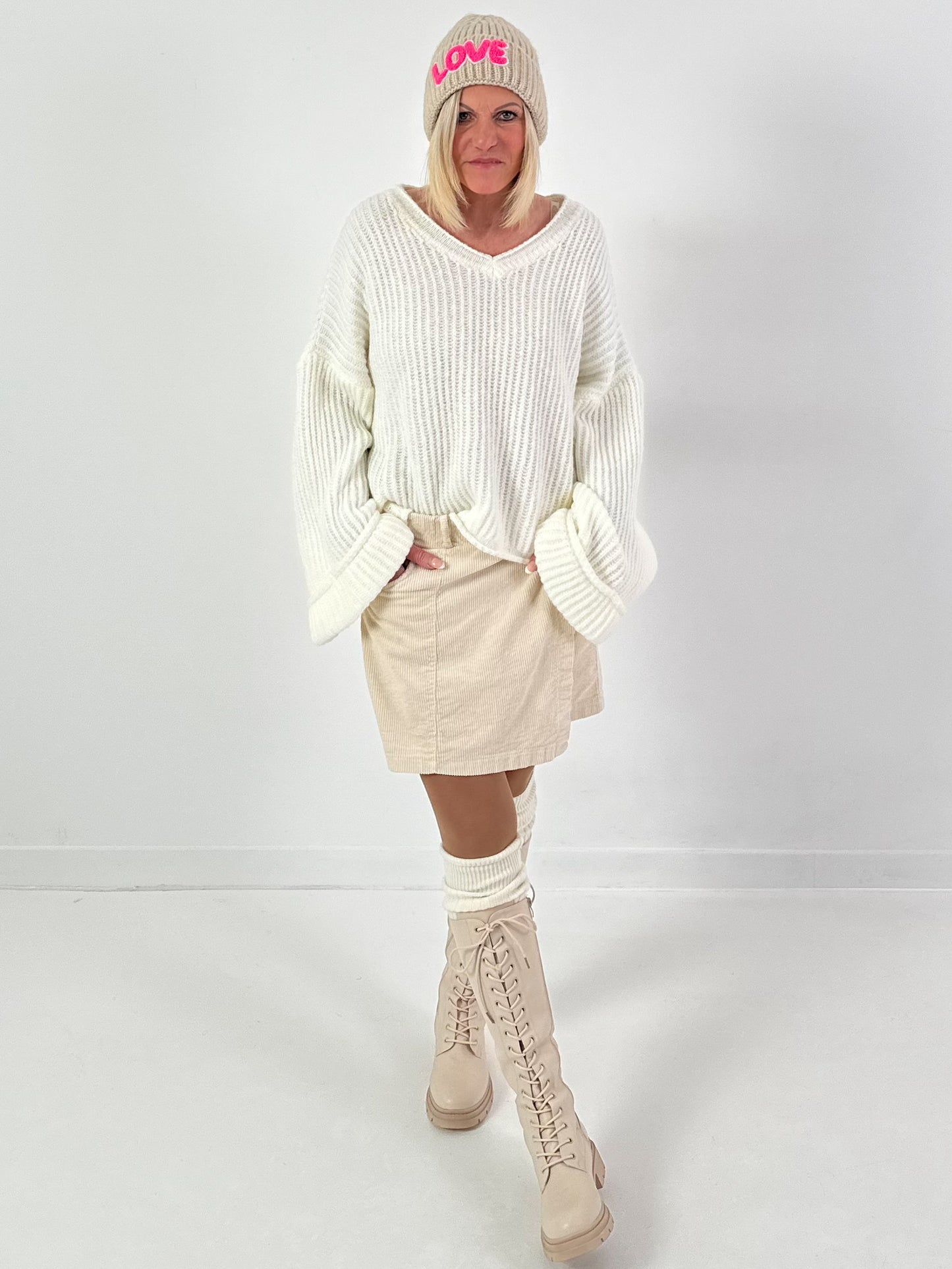 V-hals trui met wijde mouwen, model "Soft Horizon" - ecru