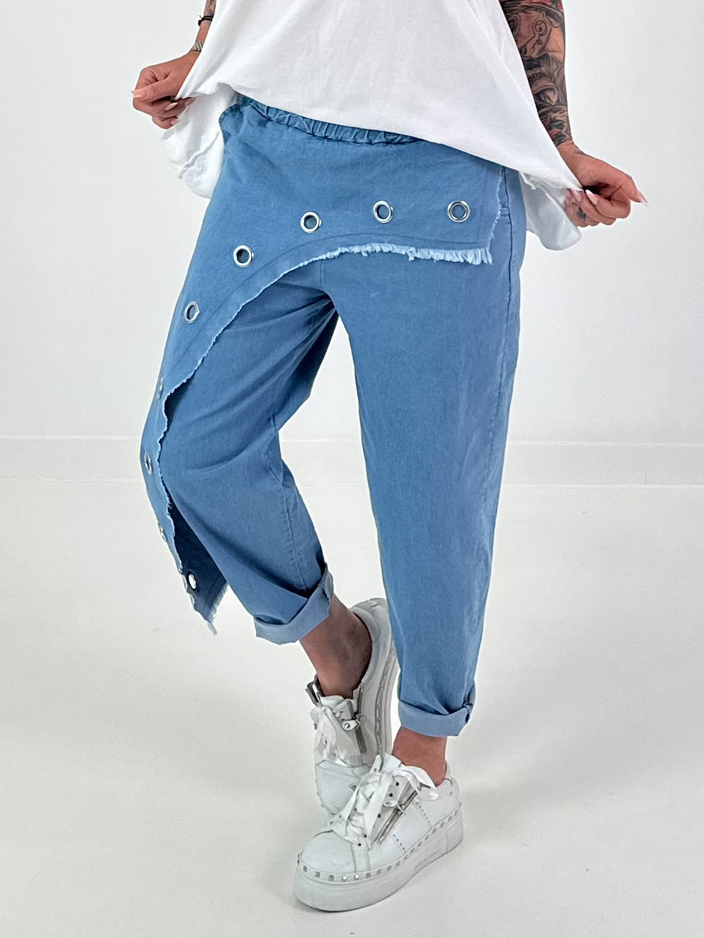 Jeanshose mit silbernen Ösen - hellblau