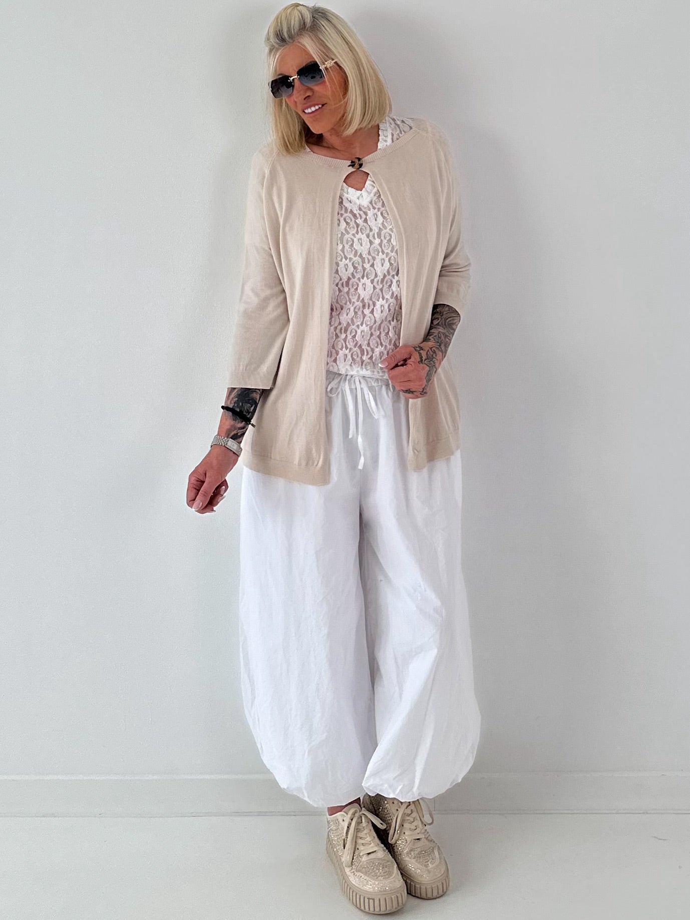 Leichte Feinstrickjacke mit Knopf- beige