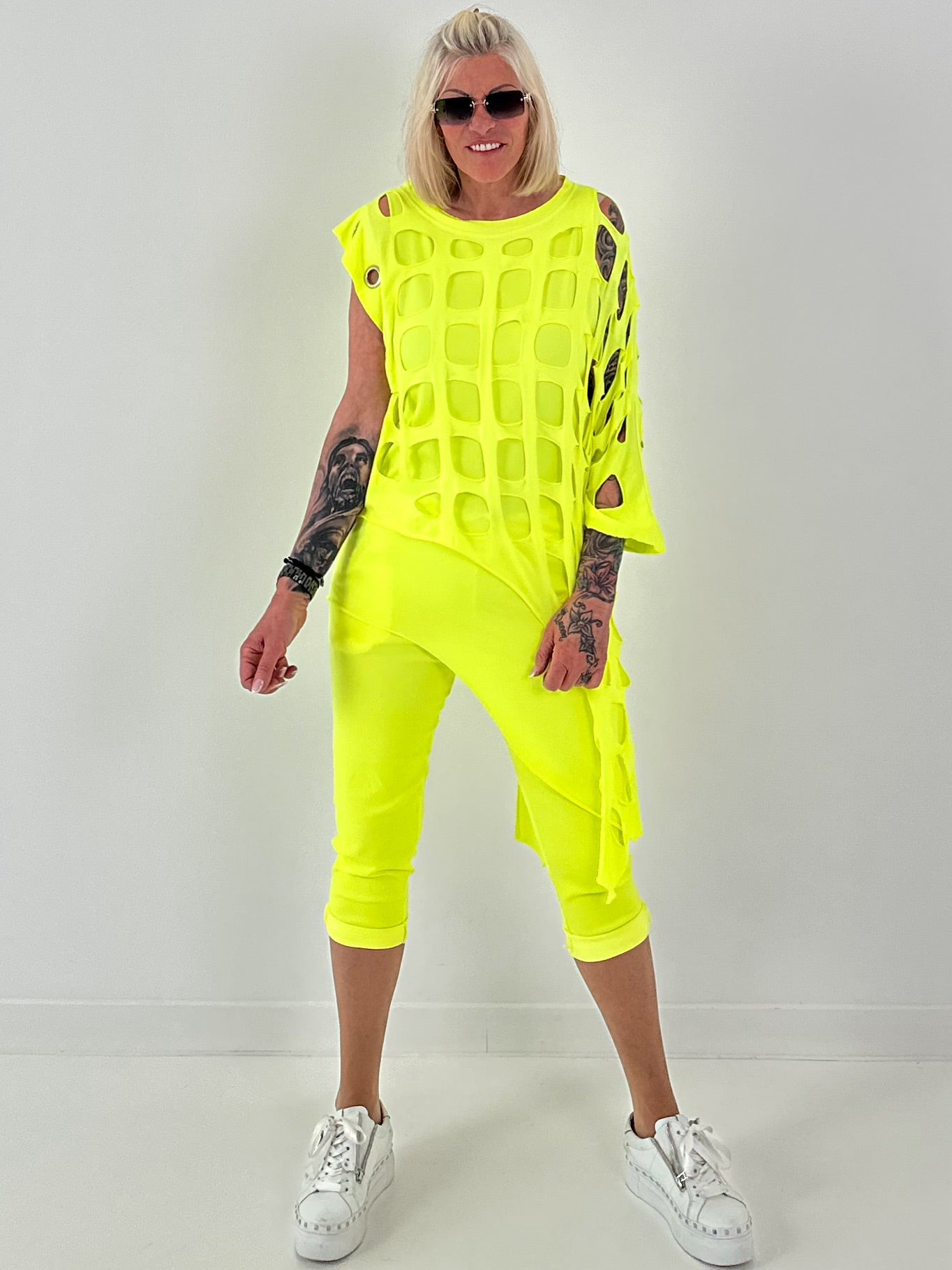 Shirt mit All-Over Cut-Outs und Ösen - neongelb