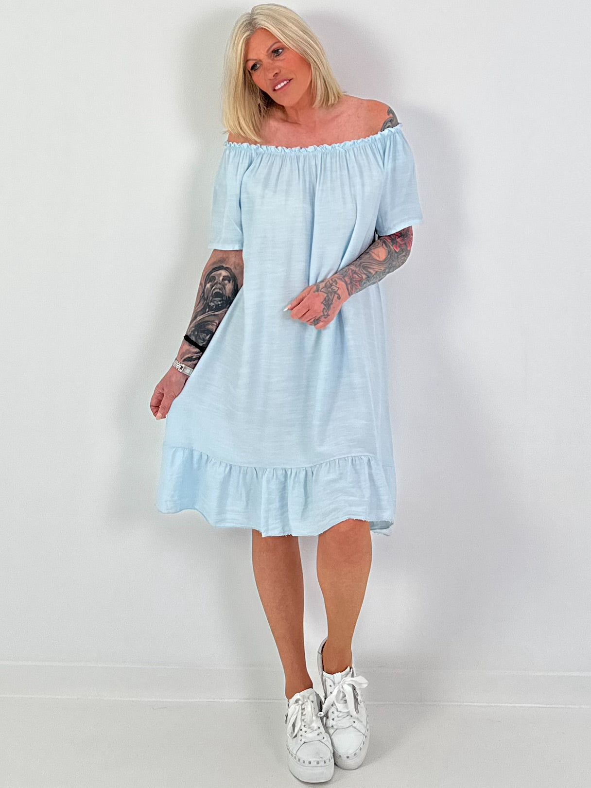 Light blue dress with short sleeves and flounce