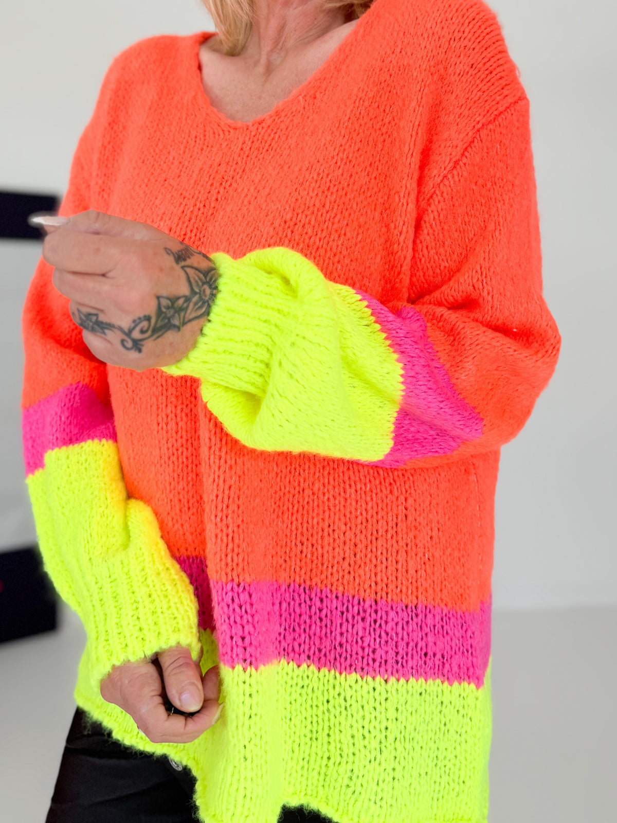 Pullover mit V-Ausschnitt - neonorange-mehrfarbig