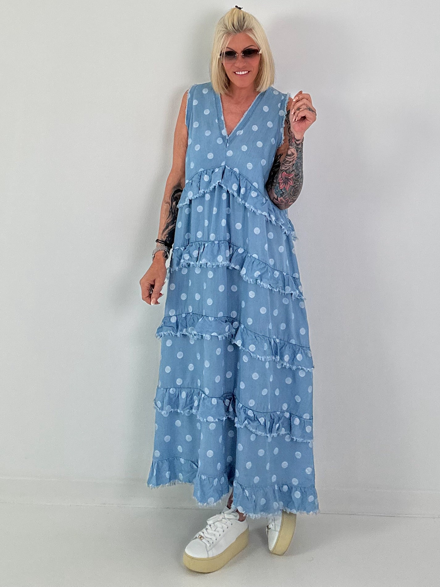 Jeanskleid Ärmellos mit Volant und Allover Punkten - hellblau
