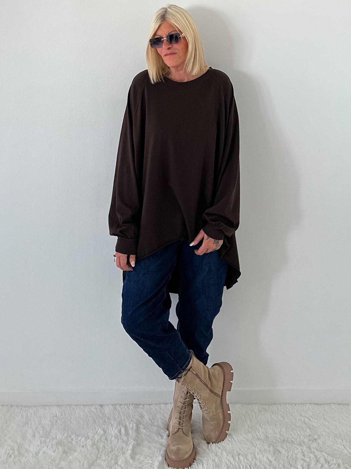 Oversized Shirt mit Statement Spruch auf dem Rücken - mokka