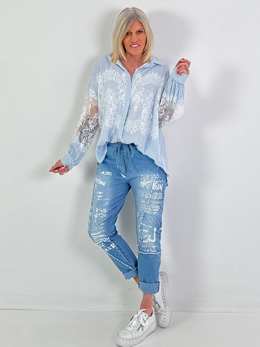 Hemdbluse mit Spitze - hellblau-weiss