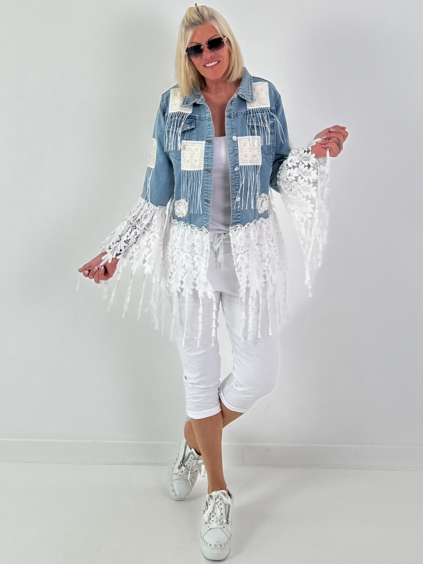 Boho Jeansjacke mit aufwendigen  Details - hellblau-weiss