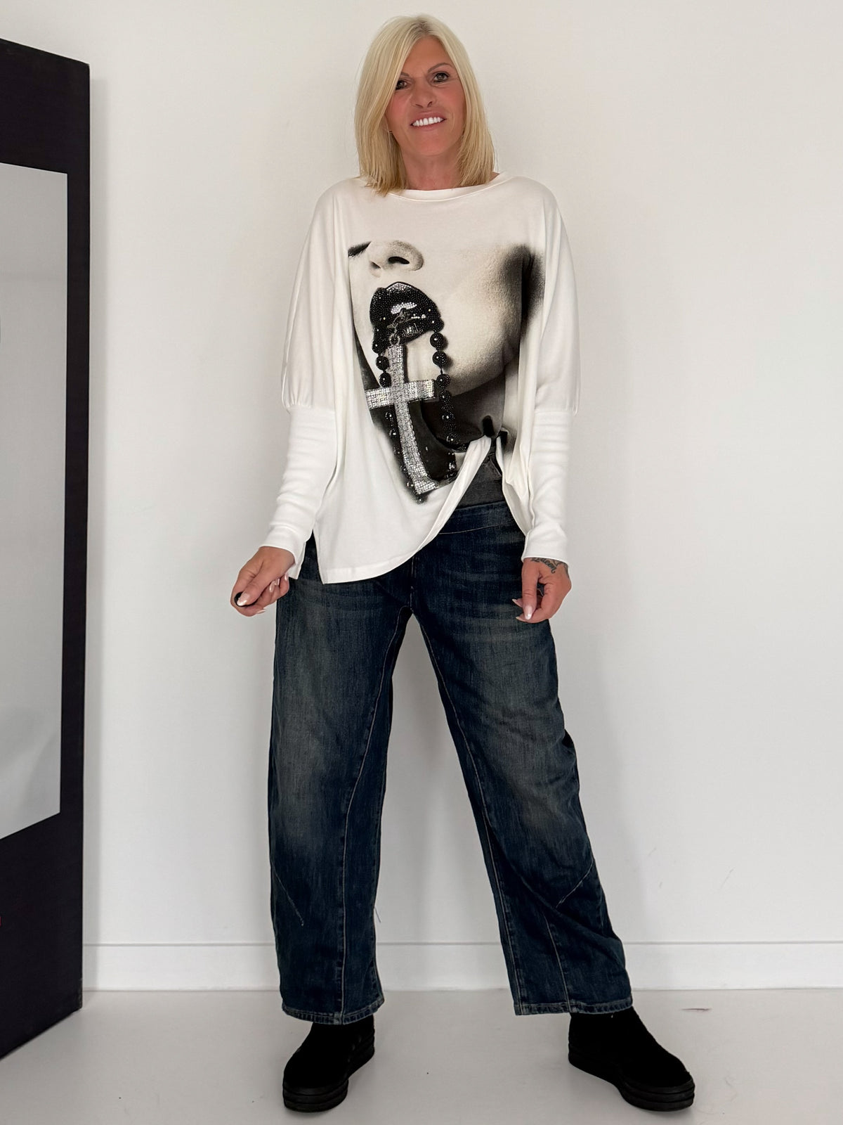 Sweater mit Stulpenärmeln und Strassmotiv Woman & Cross - ecru