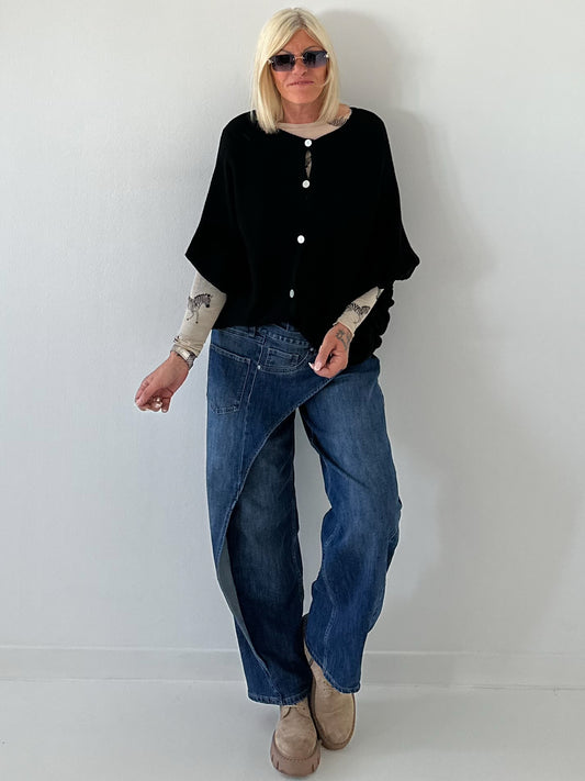 Oversized knitted cardigan with sophisticated details - black