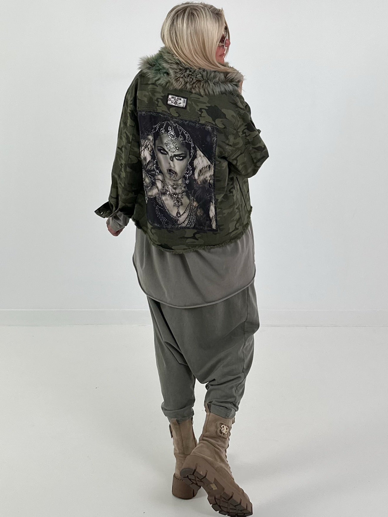 Stylische Jacke mit Fellkragen und großem Rückenpatch - camouflage