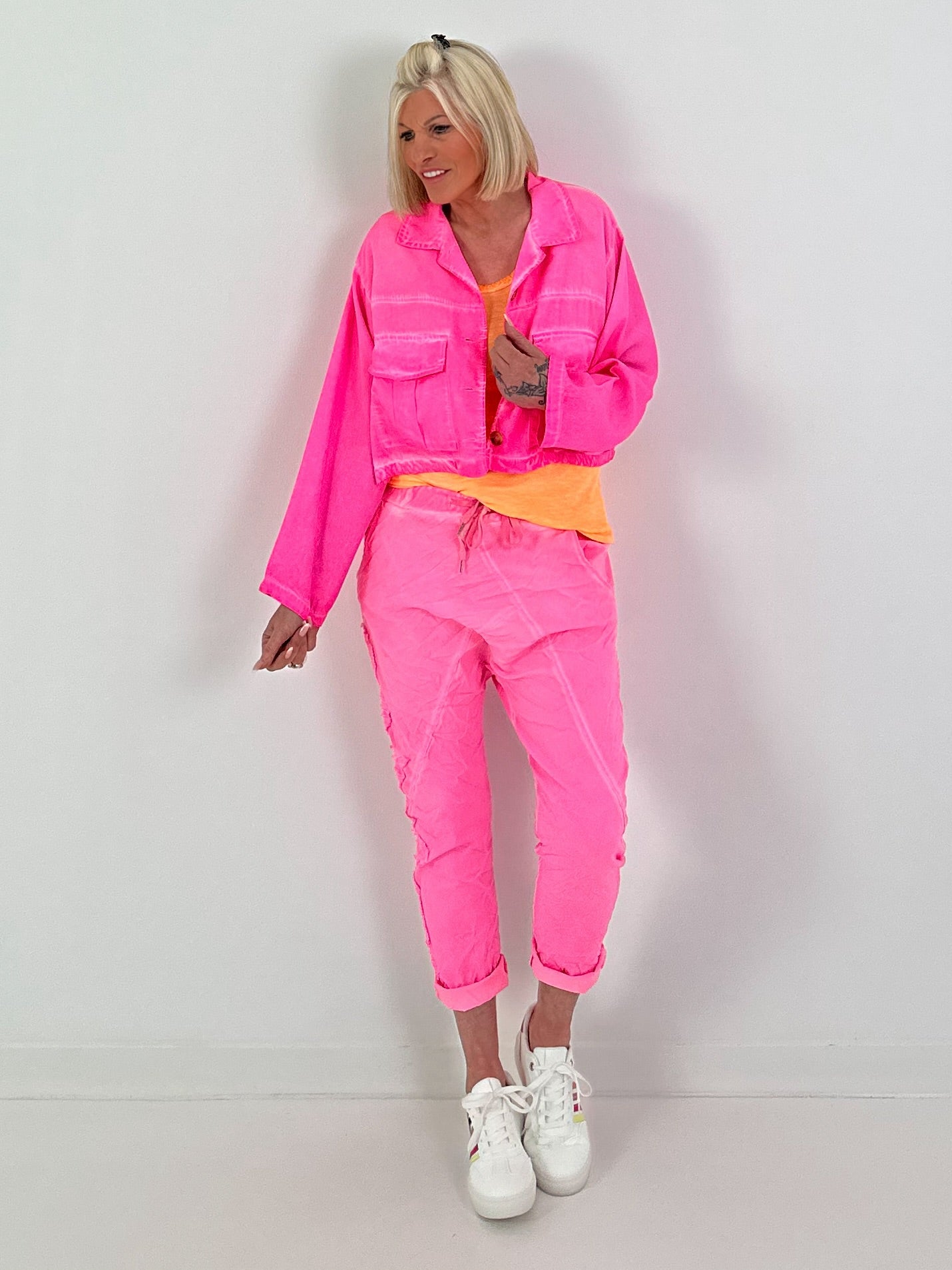 Kurzes Jäckchen mit Rückenprint - neonpink