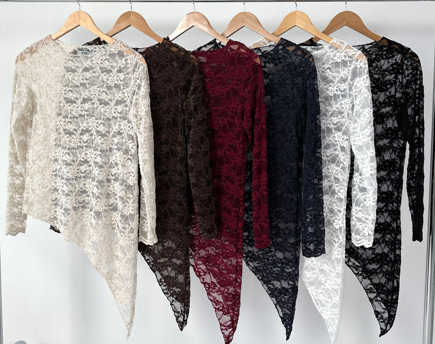 Asymmetrisches Spitzenshirt mit floralem Muster - 6 Farben