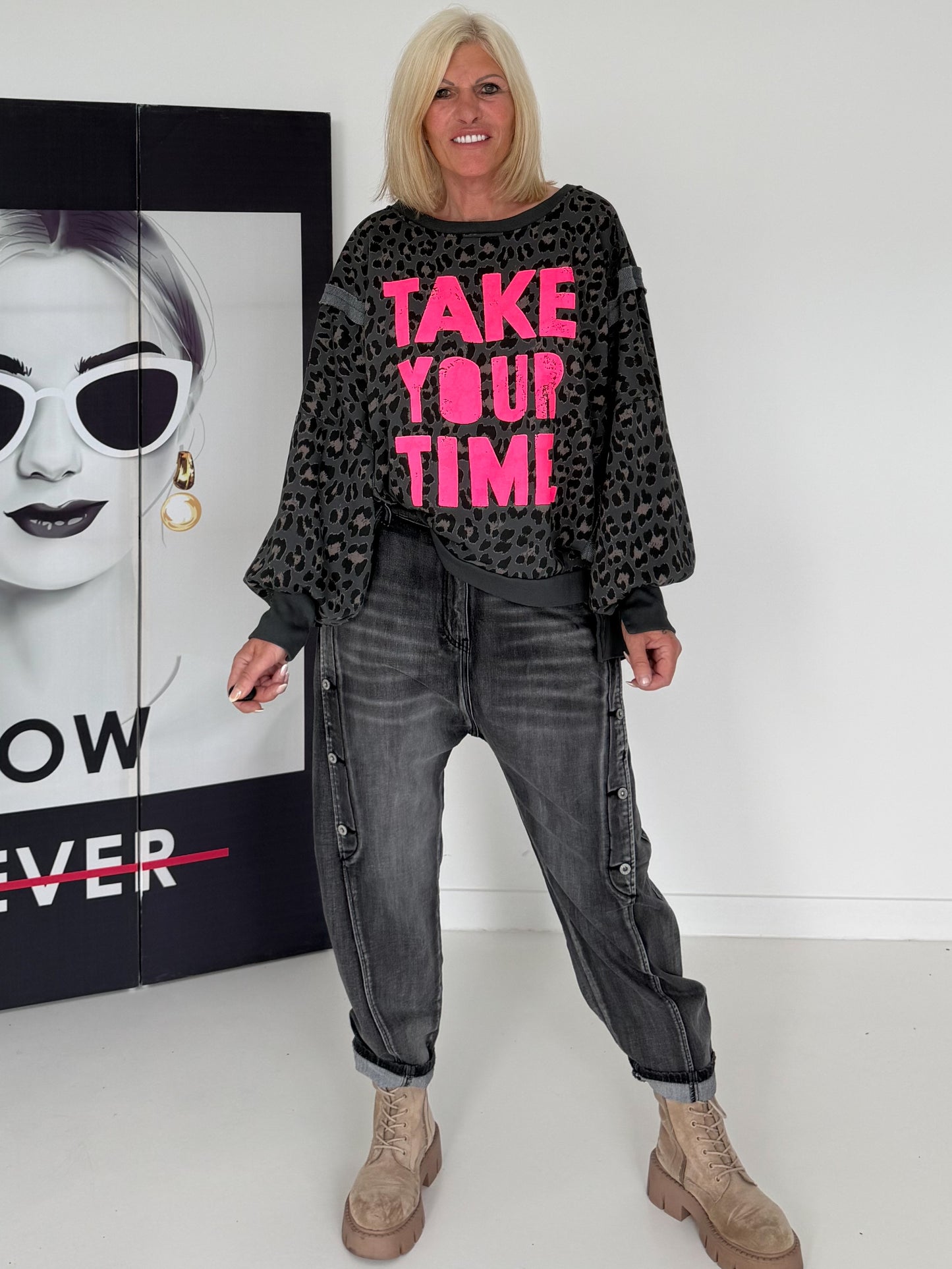 Oversized Sweater im Leoprint mit Schriftzug - anthrazit