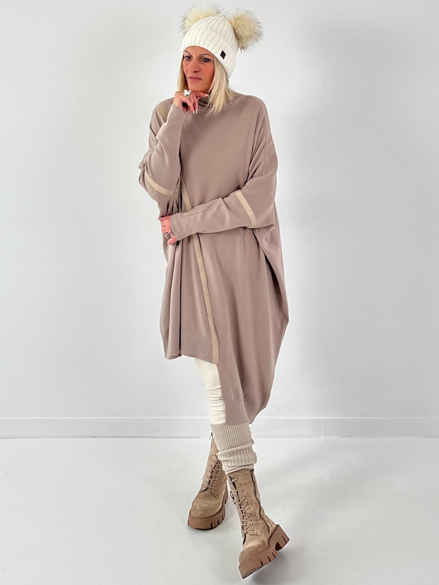 Asymmetrische oversized trui model "Line Affair" - beige