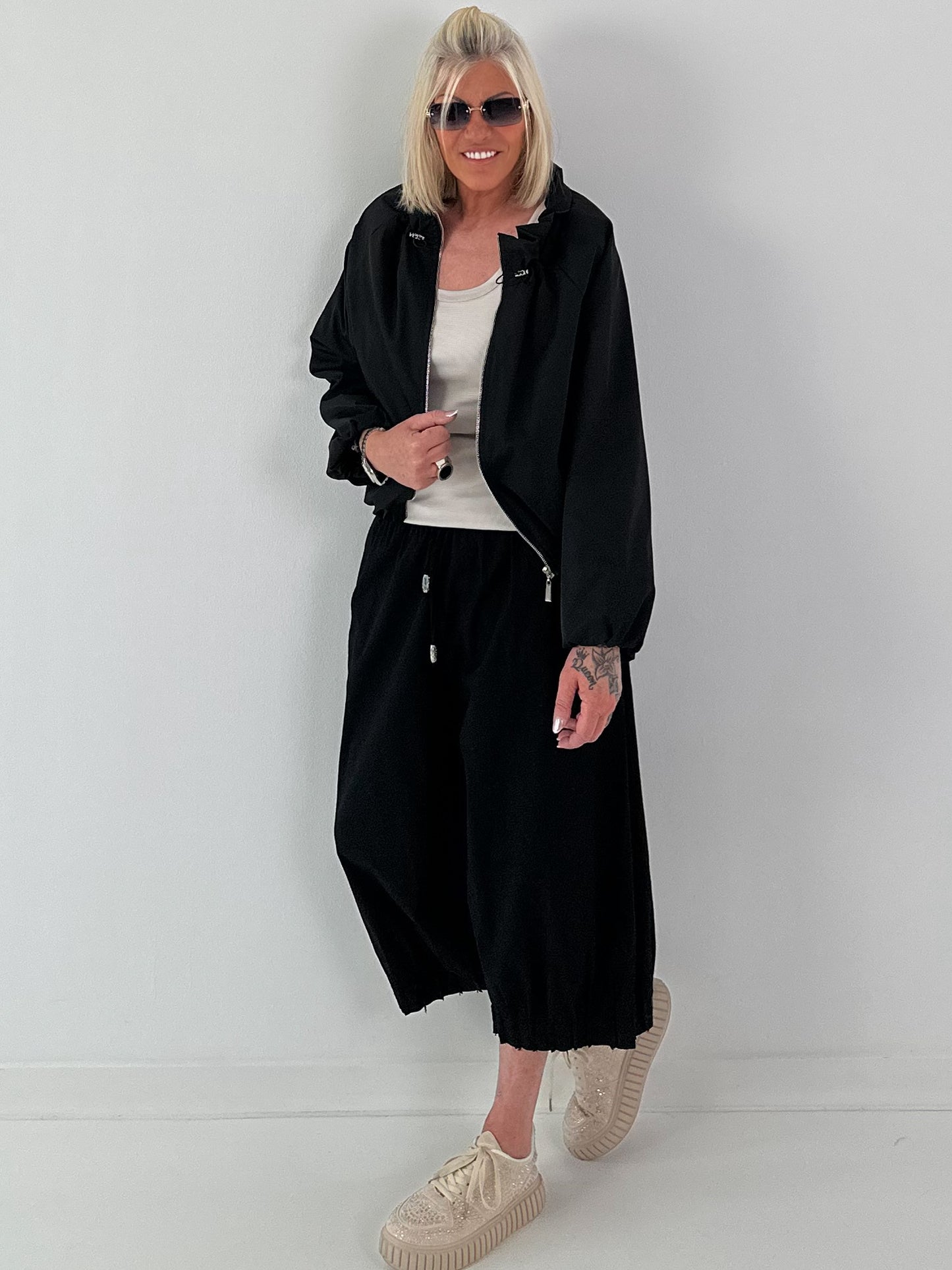 Ballon Jacke mit raffiniertem Kragen - schwarz