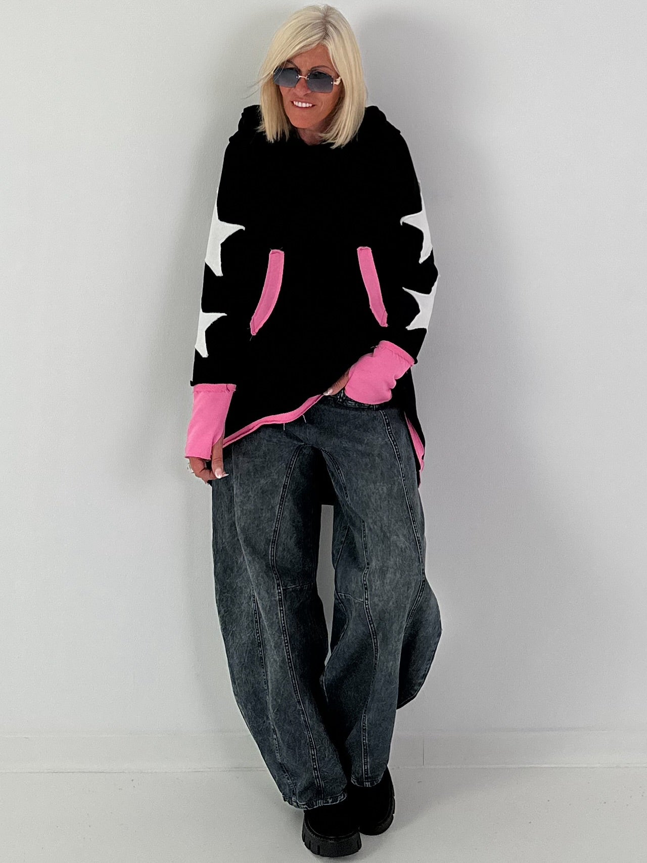 Casual long hoodie with thumbhole and trendy star elements - black