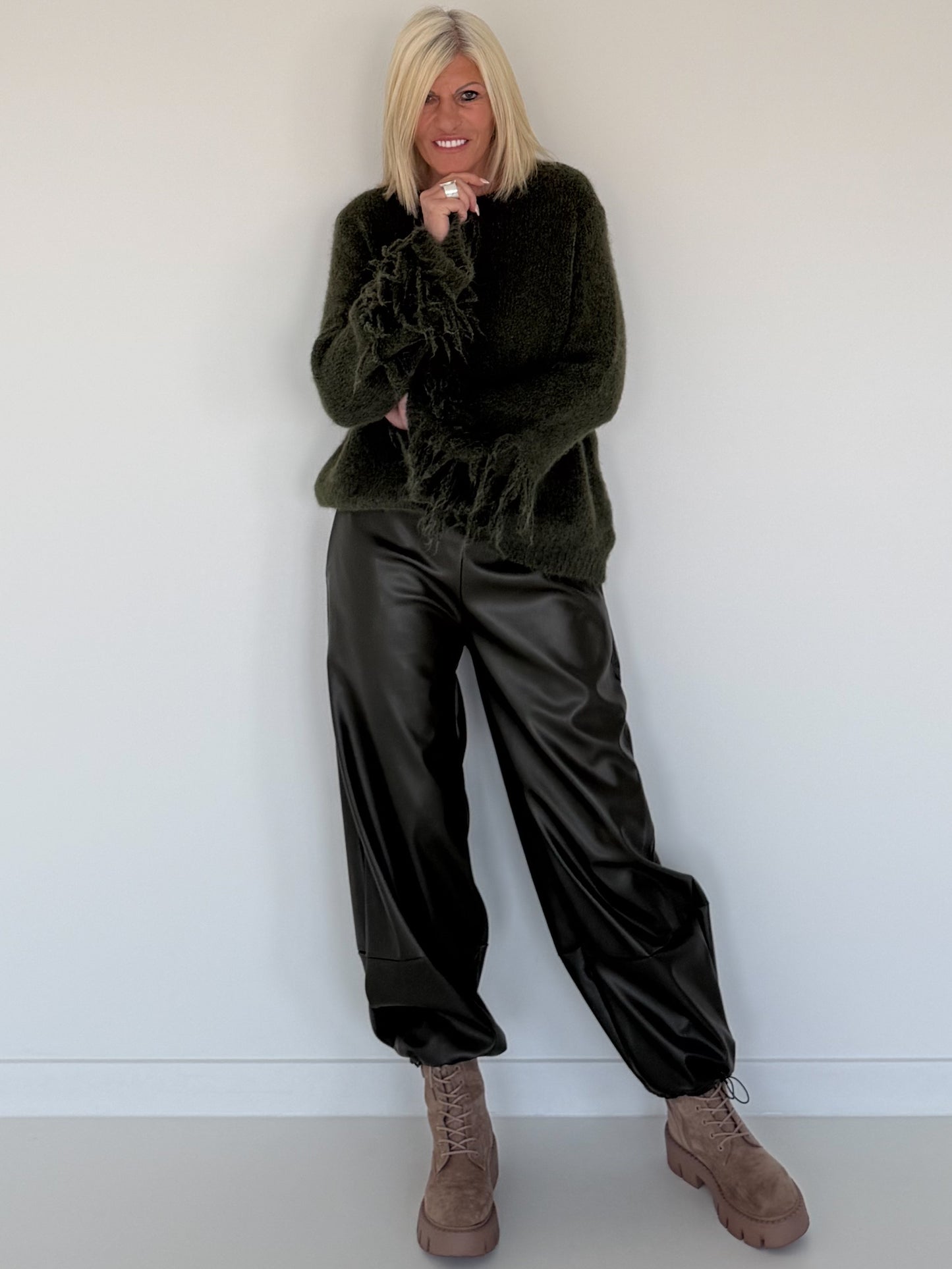 Kuschliger Pullover mit Fransen-Details - oliv