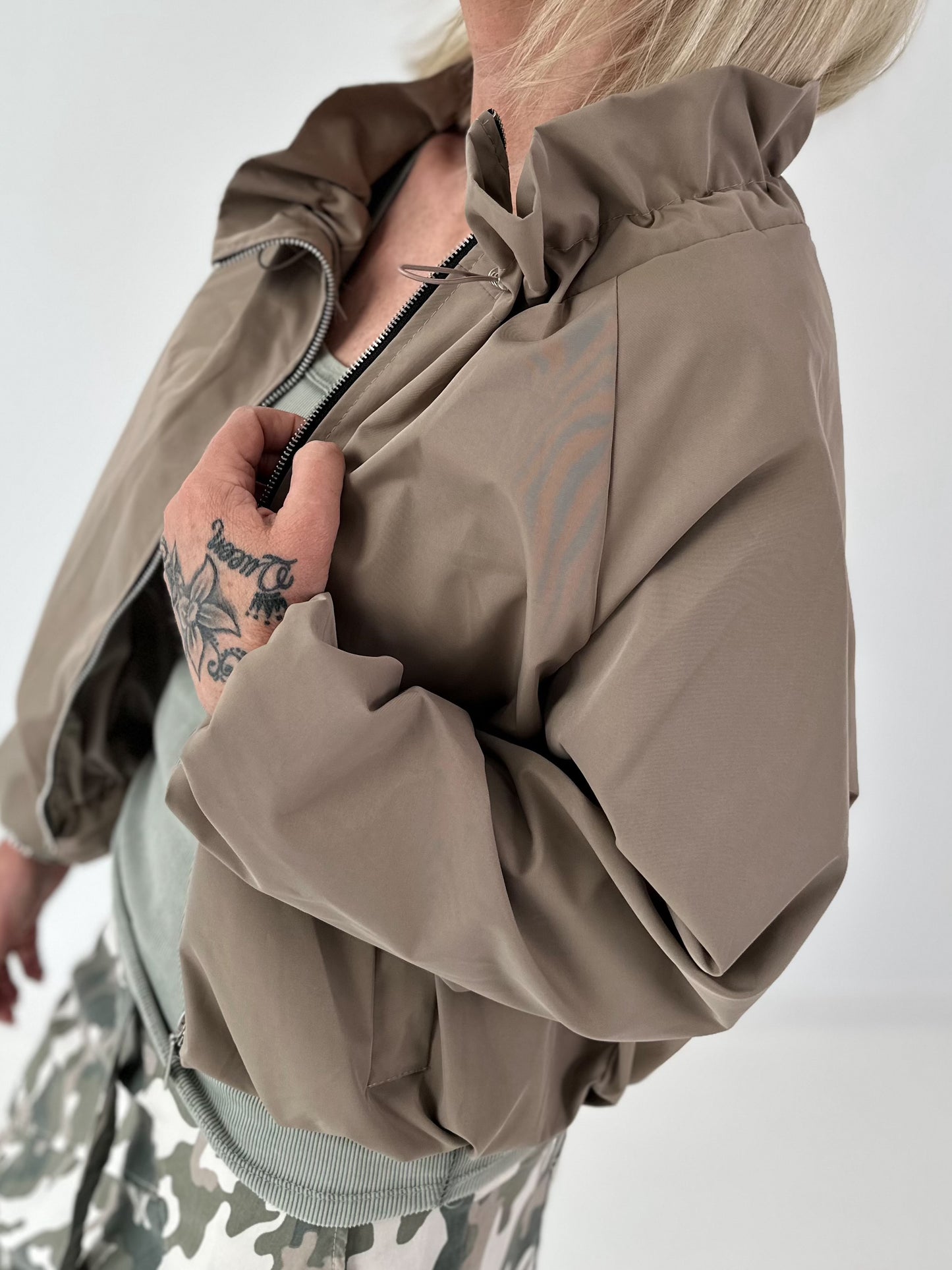 Balloon jacket with sophisticated collar - taupe
