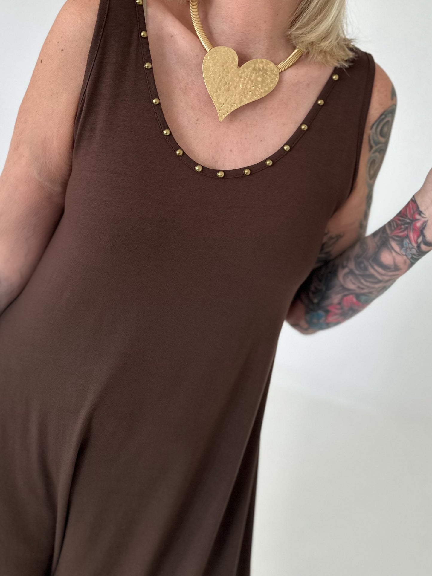 Jumpsuit mit Nieten - mokka