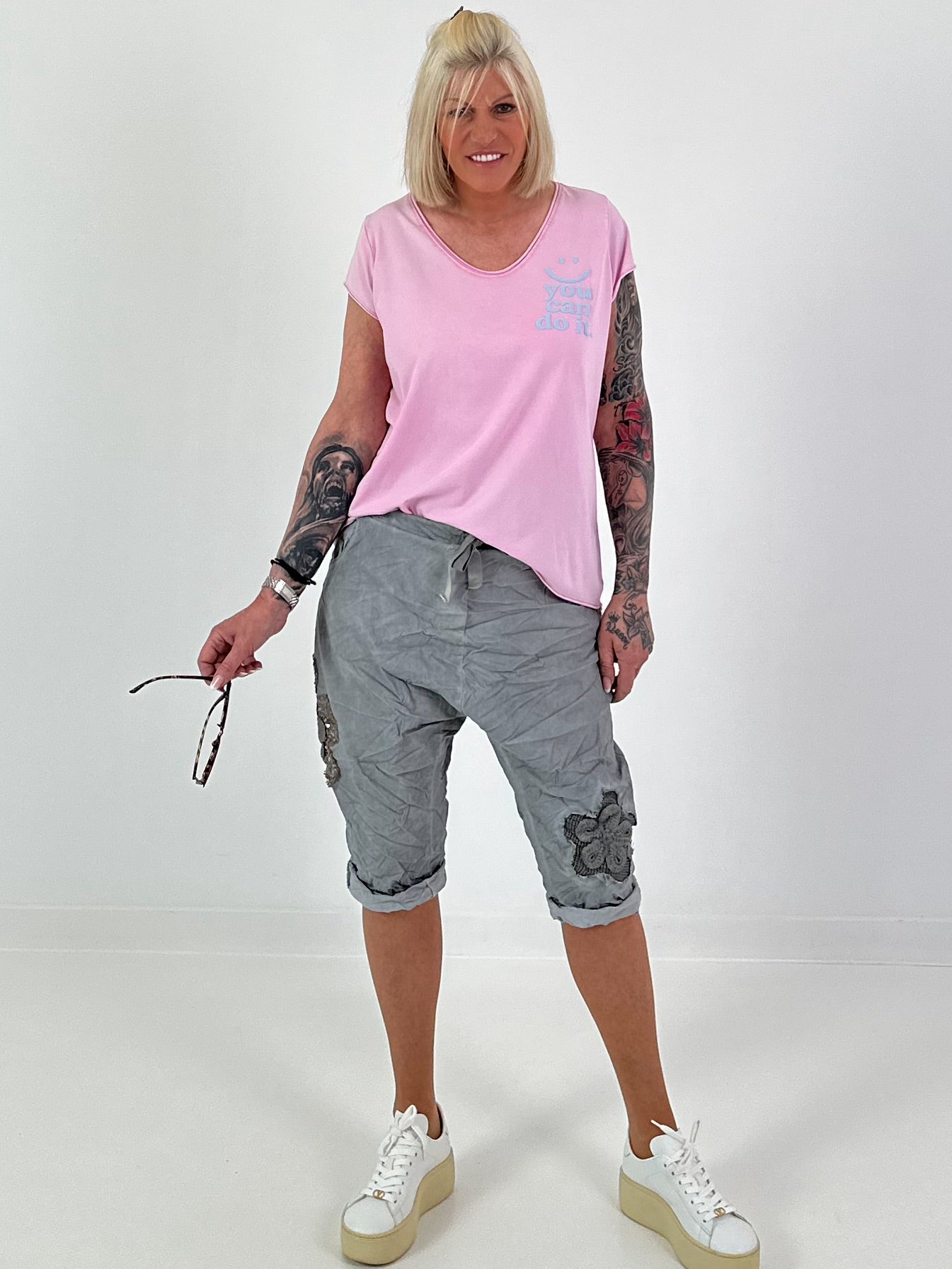 Kurze Baggy mit Häkelblumen und Pailletten - grau