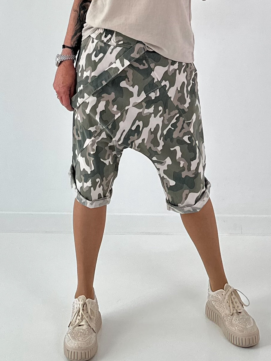 Kurze Baggy Camouflage Look - khaki-beige-mehrfarbig
