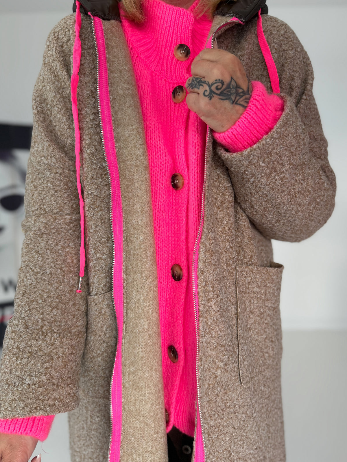 Mantel in Teddy-Curl-Optik und Neon-Akzenten - taupe