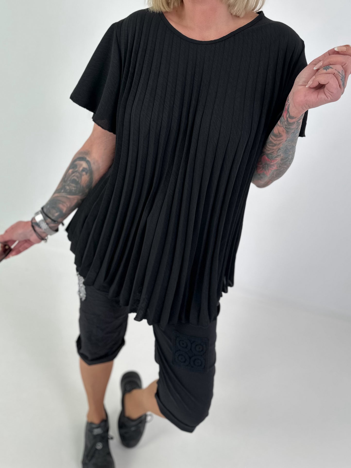 Pleated T-shirt with ruffle sleeves - black