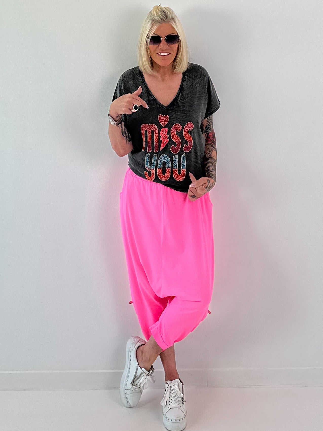 T-shirt met geborduurde pareltekst - antraciet