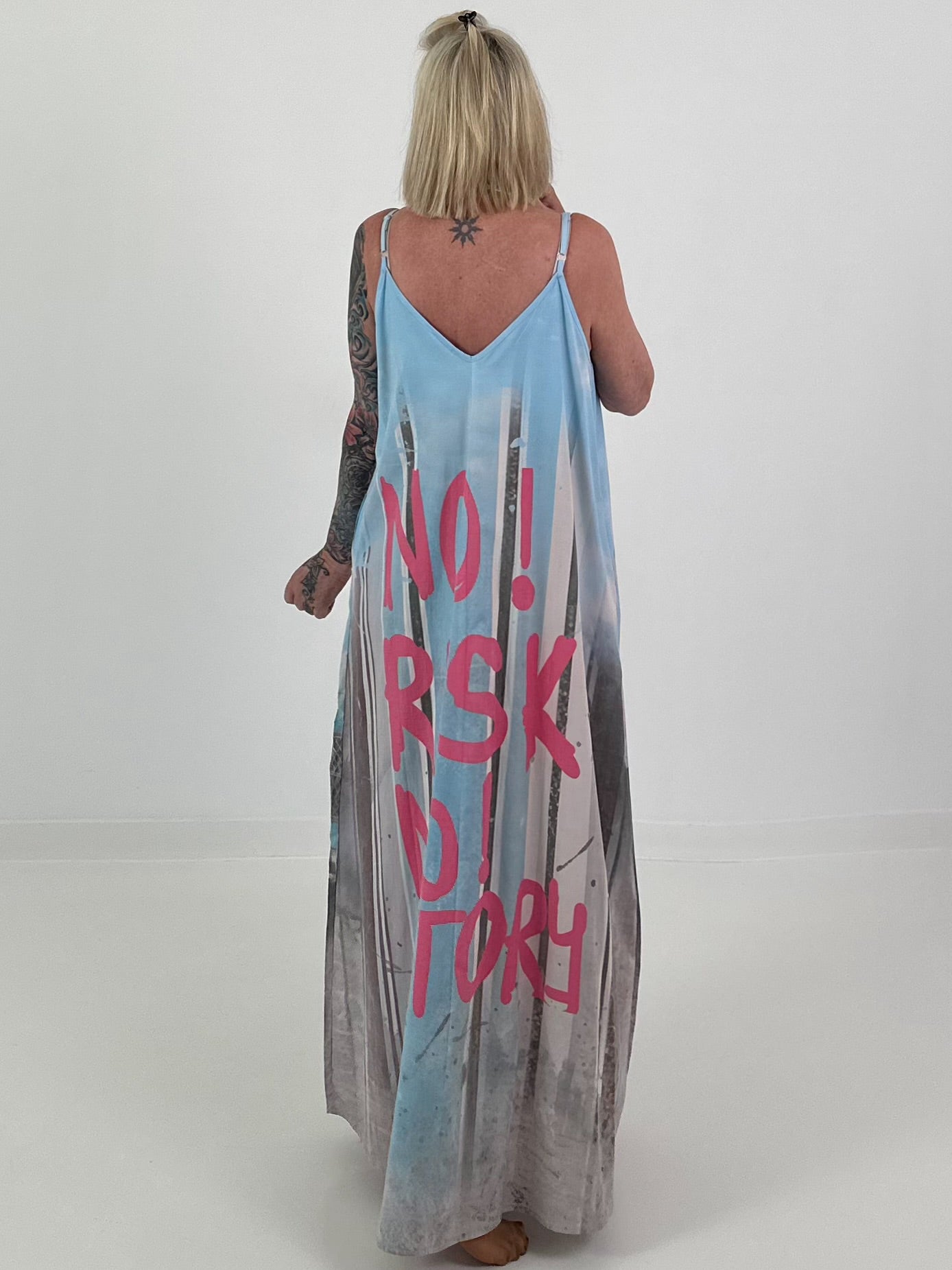 Long dress with a printed design and side pockets - light blue multi-colored