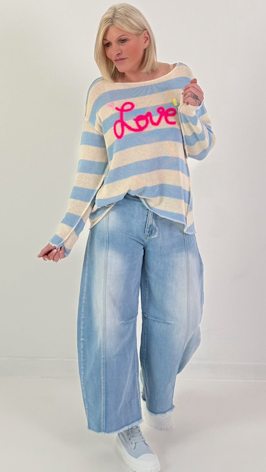 Gestreepte gebreide trui Love - lichtblauw en wit