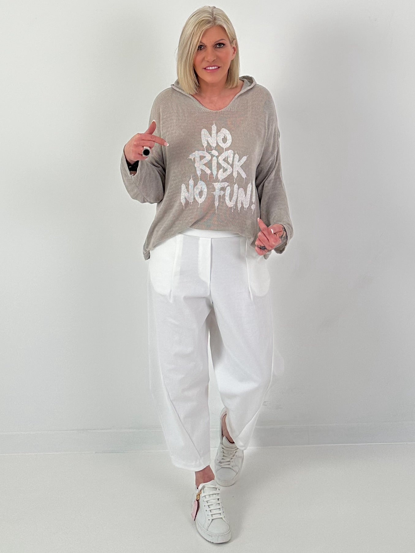 Leichter Strickpulli mit Kapuze No Risk No Fun - beige