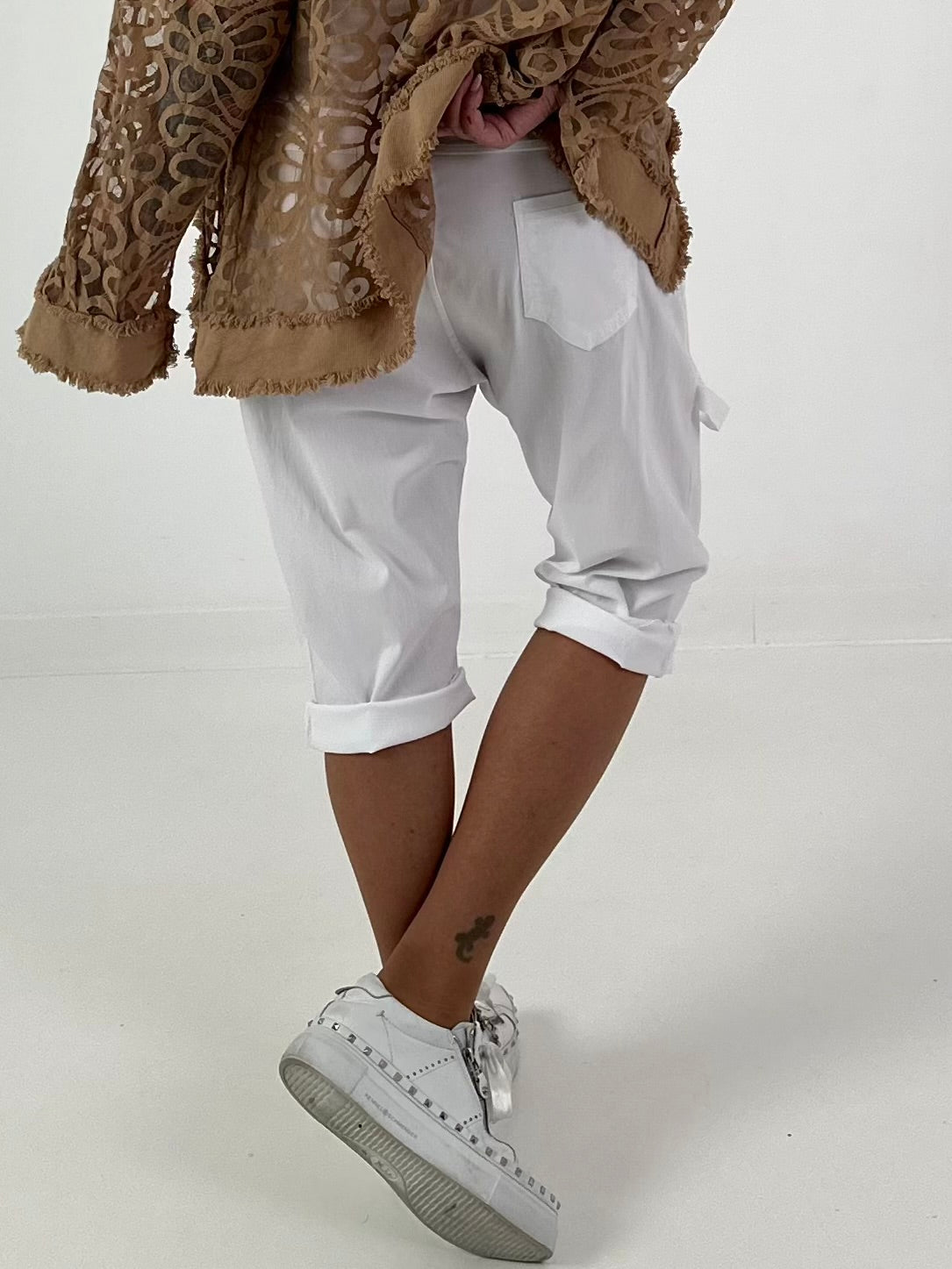 Baggy Short mit Schnürdetail - weiss