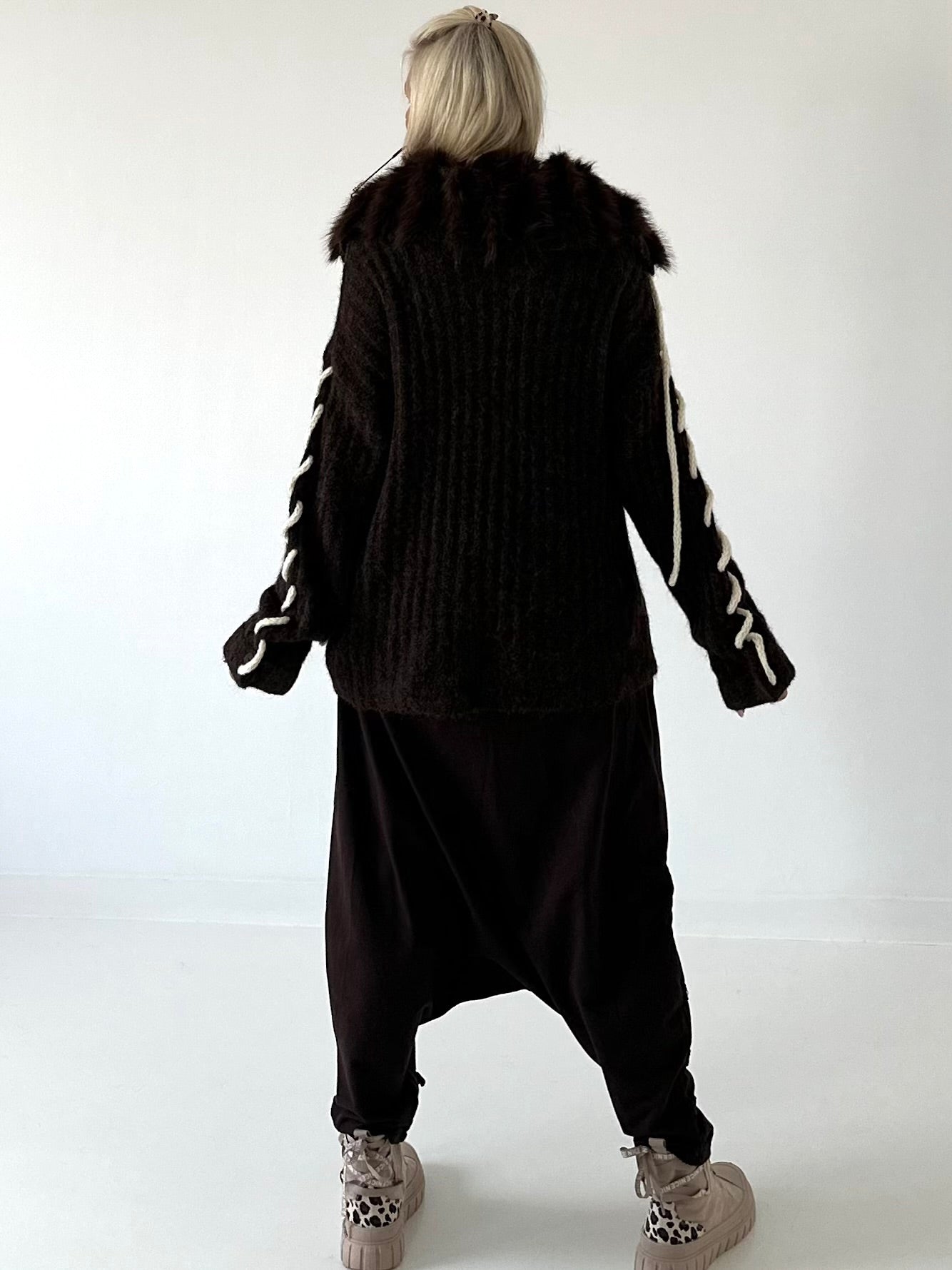 Cuddly knit cardigan with XXL fur collar - mocha
